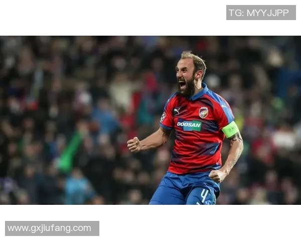 三条杠足球球星大全及其代表性成就解析